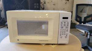 lot 1190 image: GE White Microwave