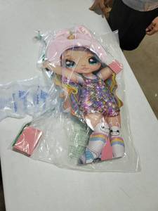 lot 35442 image: MGA Entertainment Na Na Na Surprise 2-in-1 Fashion Doll & Plush Pom with Confetti Balloon Unboxing, Multicolor (Styles May Vary)
