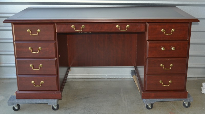 lot 1027 image: Executive Desk