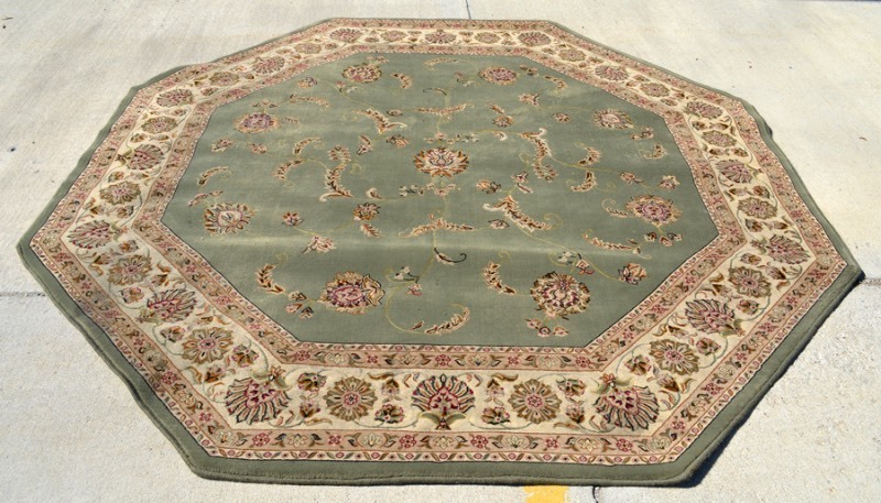 lot 1029 image: Octagonal Shaped Rug