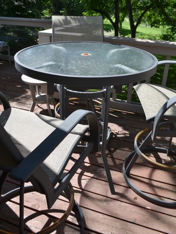 lot 1040 image: Patio Table and Chairs