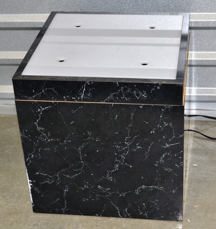 lot 1069 image: Display Cube