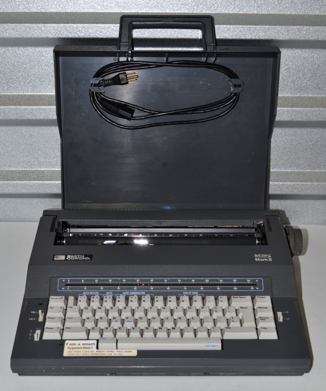 lot 1095 image: Electric Typewriter