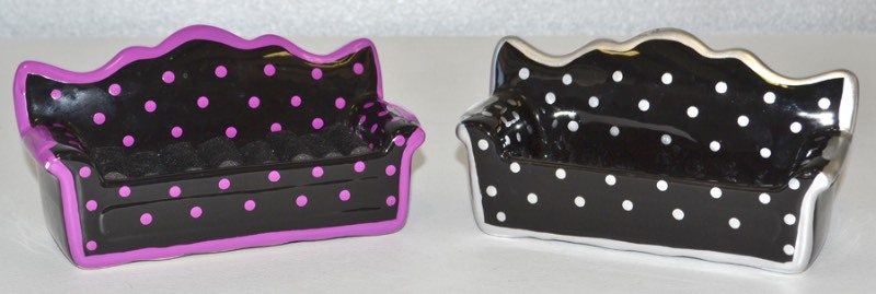 lot 1123 image: Jewelry Couches