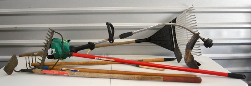lot 1134 image: Gardening Tools Lot 1