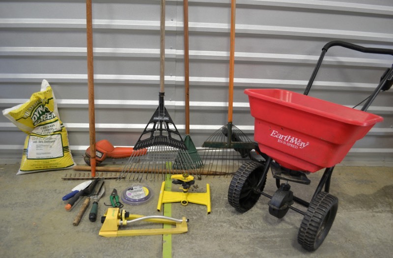 lot 1135 image: Gardening Tools Lot 2