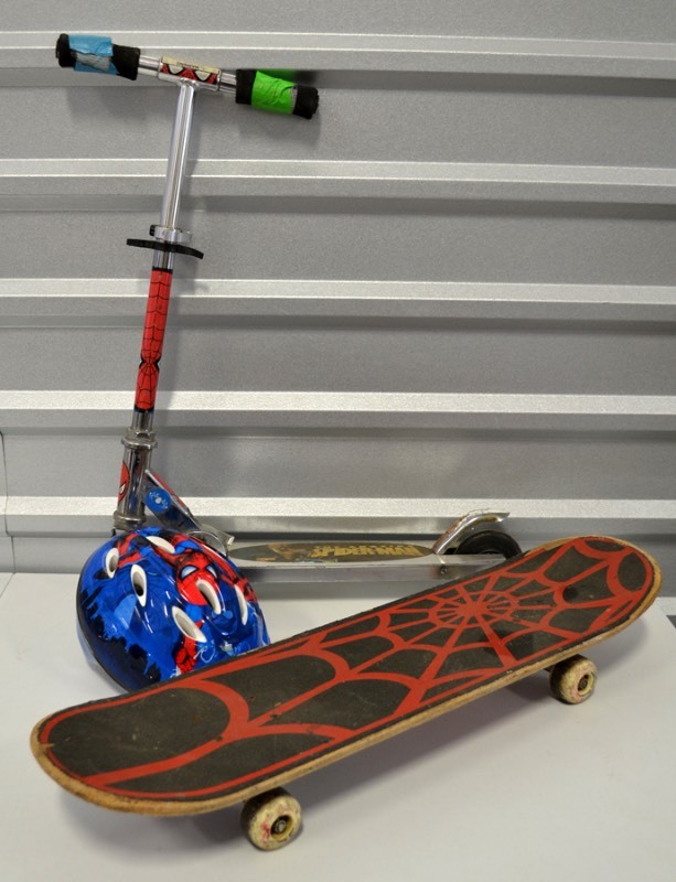 lot 1146 image: Spiderman Razor, Skateboard and Helmet