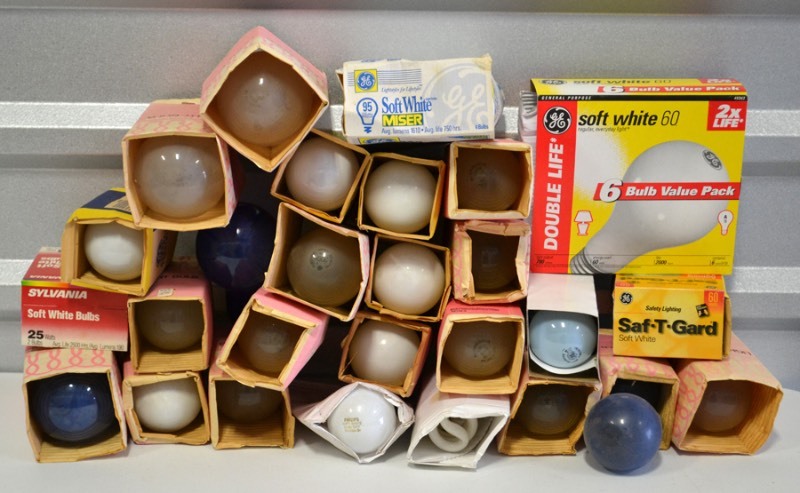 lot 1174 image: Light bulbs