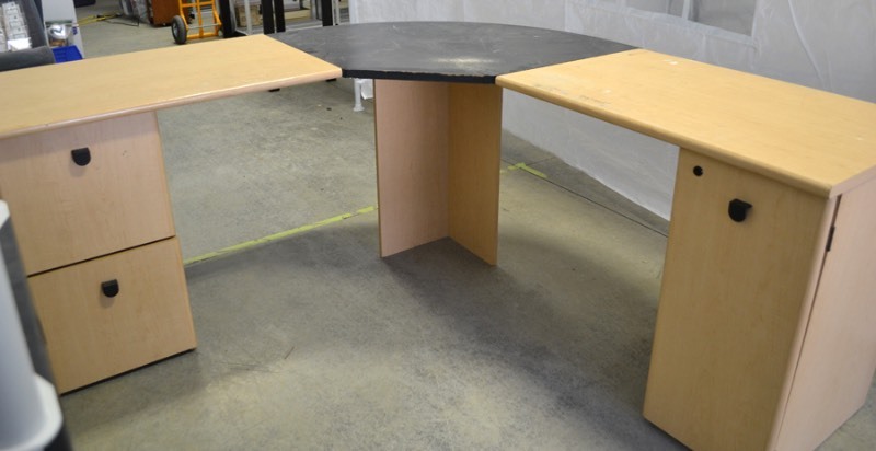 lot 1191 image: Large Corner Desk