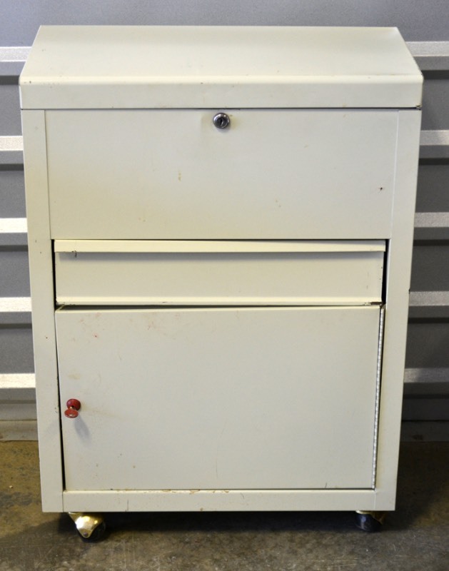 lot 2009 image: Rolling Metal Storage Cart