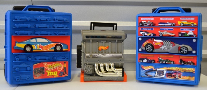 lot 2037 image: Hot Wheels Carrying Cases