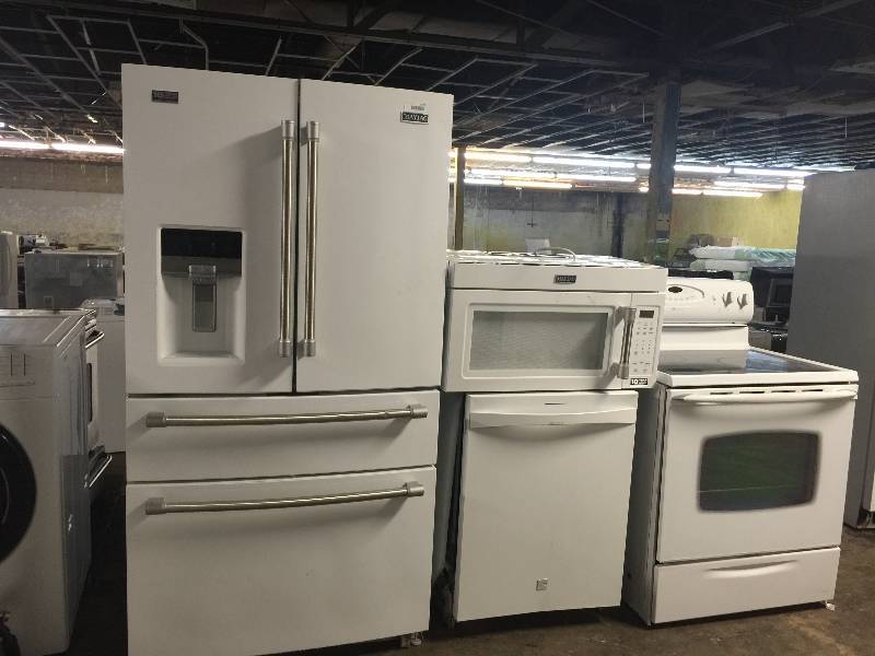 lot 8270 image: Maytag White Kitchen SUITE incl 4 DOOR 26.2 cu. ft. French Door Refrigerator, Microwave, Stove & Dishwasher