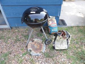 lot 1519 image: Small Kettel Grill