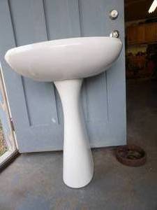 lot 1528 image: Pedstal Sink