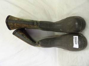 lot 1561 image: Camo Muck Boots Mens 1111.5