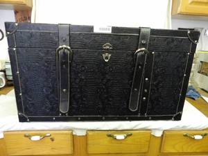 lot 1566 image: Black Trunk-Middle Latch Broken