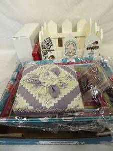 lot 1586 image: Avon & Misc. Home Decor