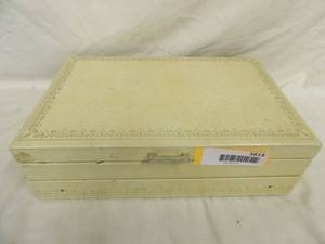 lot 1613 image: Vintage Jewelry Box