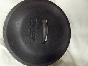 lot 1614 image: Lodge Cast Iron Pot
