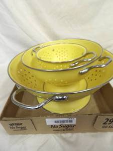 lot 1631 image: Yellow Enamal Strainer Set