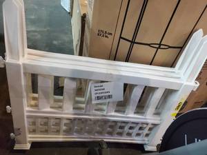 lot 6423 image: 3 Plastic fence pieces