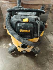lot 55178 image: DeWalt 9 Gallon Shop Vac. (tested works)