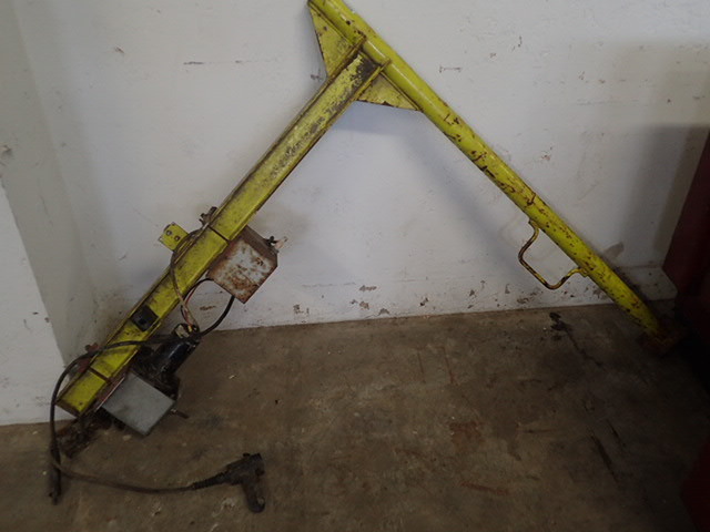 lot 8227 image: 12v Cable Winch on Crane Arm