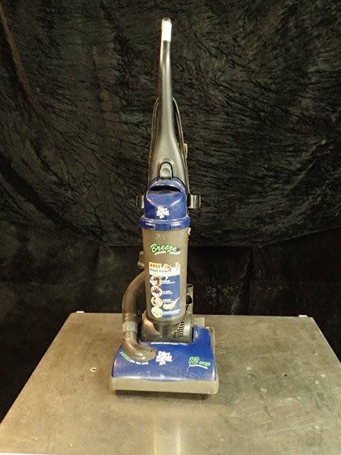 lot 8229 image: Dirt Devil Breeze Bagless Upright Vaccuum