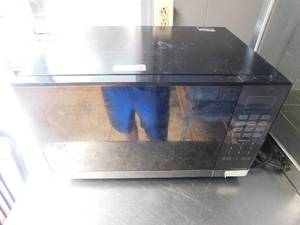 lot 7092 image: Oster 1000watt Digital Microwave