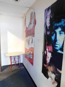 lot 7139 image: Table and Wall Decor