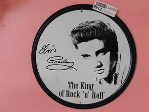 lot 7146 image: Elvis Decor
