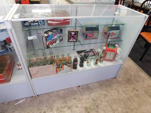 lot 7172 image: Glass Display Cabinet