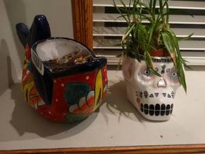 lot 1253 image: 2 table top planters