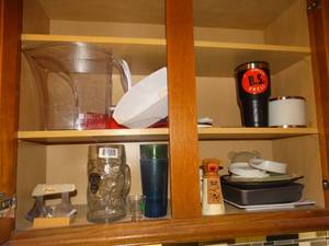 lot 1274 image: Various cupsbakeware & misc kitchen items