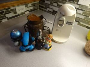 lot 1279 image: Massagers wax warmer & misc.