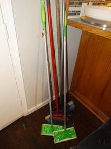 lot 1296 image: Swiffers & brooms