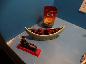 lot 1303 image: Home decor items