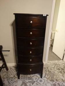 lot 1315 image: Tall 6 drawer chest