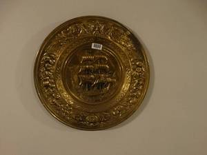lot 1322 image: Large round brass ship plate wall hanging