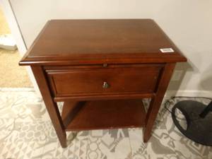 lot 1327 image: End table w drawer