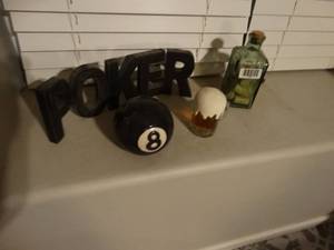 lot 1330 image: Lot of game room decor