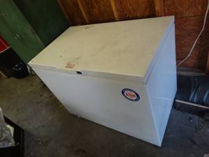 lot 1362 image: Crosley chest freezer