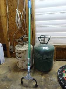 lot 1367 image: 2 empty tanks & grabbers