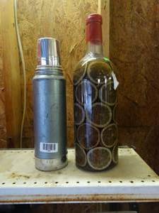 lot 1383 image: Thermos & kitchen decor