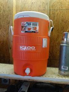 lot 1384 image: Igloo 5 gallon cooler