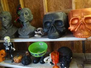 lot 1386 image: Lg assortment of Halloween decor