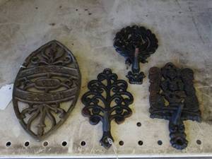 lot 1391 image: Lot of vintage trivets