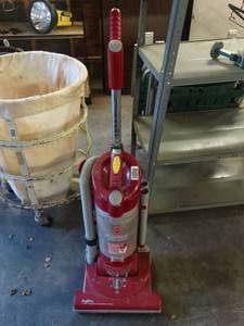 lot 1405 image: Hoover agility cyclone sweeper