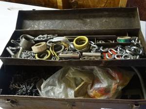 lot 1433 image: Toolbox w hardware