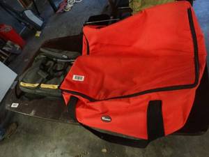 lot 1439 image: 2 food delivery bags